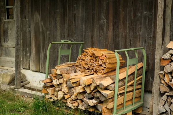 Sebuah Gambar Kayu Potong Ditumpuk Bawah Rumah Untuk Oven Dan — Stok Foto