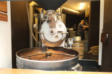 Probat kızartma makinesiyle kavrulmuş kahve.