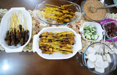 Seçenekli odak resim tavuk satay ve masada diğer yemek içgörü.