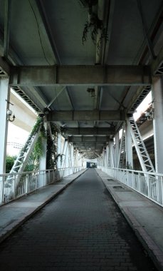 Klang 'daki yaya geçidi altında gürültü efektli bir resim.