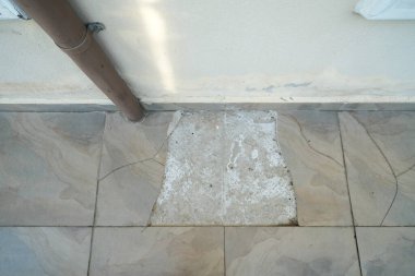 Zeminde hasar ve kırık döşeme alanı resmi var..