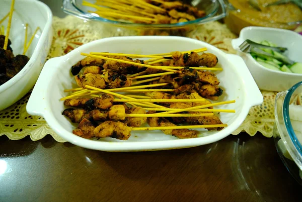 선택적 포커스 사진을 닭고기 접시가 식탁에 올려졌다 — 스톡 사진