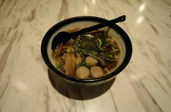 Μια Εικόνα Ηχητική Επίδραση Του Μπολ Pho Noodle Σούπα Εξυπηρετούν — Φωτογραφία Αρχείου