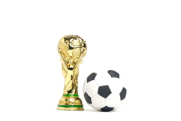 2022年10月 马来西亚吉隆坡 一张图片缩影的国际足联世界杯奖杯和白色背景的球 — 图库照片