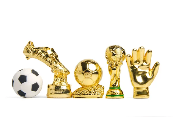 2022年10月 吉隆坡 马来西亚环城 一个足球的缩影 顶级得分手金靴 锦标赛的最佳选手 世界杯奖杯和白色背景的金手套 — 图库照片