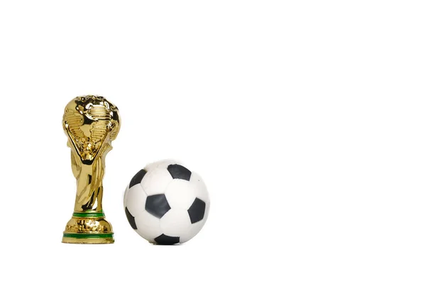 2022年10月 马来西亚吉隆坡 一个图片缩影的国际足联世界杯奖杯和一个复制空间白色背景的球 — 图库照片