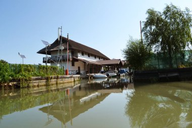 Tuna Deltası 'nda, Lipovenilor kanalındaki Tuna Kanalı' nda. Burada turist aylığı var.