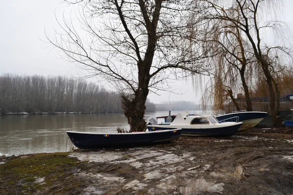 川沿いに遊覧船が停まっているボルケーア川の岸の冬の風景 — ストック写真