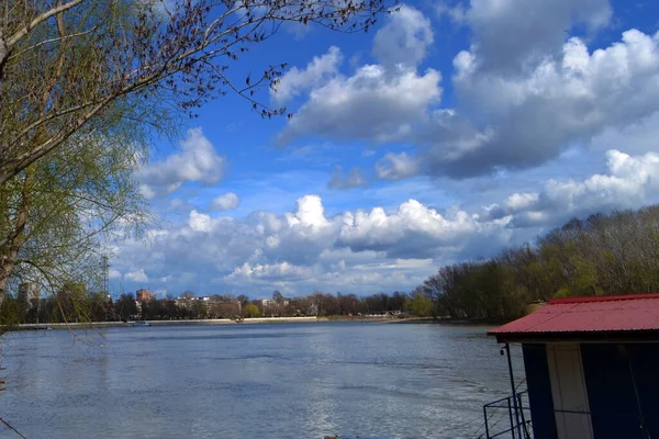 Nubes Primavera Sobre Bosque Orilla Del Río — Foto de Stock