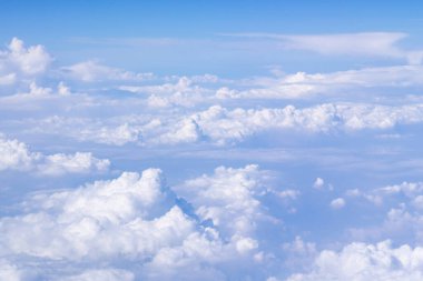 Uçak penceresinden görülen bulutlu hava manzarası. Metin için boşluk.