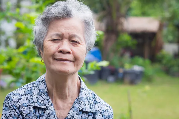 Retrato Una Anciana Asiática Sonriendo Mirando Cámara Mientras Estaba Pie — Foto de Stock