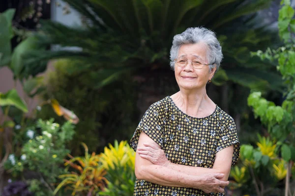 Retrato Una Anciana Asiática Pelo Blanco Corto Con Gafas Cruzadas — Foto de Stock