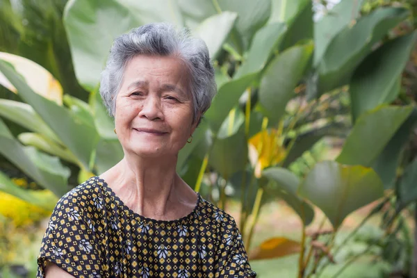 Retrato Una Anciana Asiática Sonriendo Mirando Cámara Mientras Está Pie — Foto de Stock