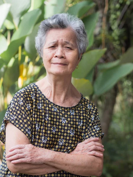 Retrato Una Anciana Asiática Pelo Corto Blanco Con Gafas Sonrientes — Foto de Stock