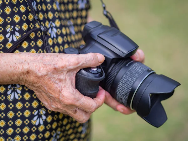 Крупным Планом Руки Пожилая Женщина Держит Цифровую Камеру Стоя Саду — стоковое фото