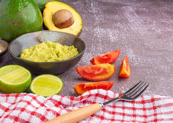 Organic Avocado Seed Avocado Halves Whole Fruit Fresh Guacamole Bowl — Stock Photo, Image