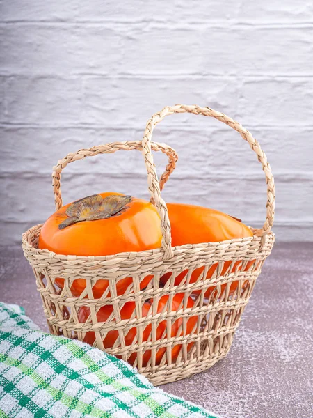 Side View Persimmons Basket Cloth Wooden Table White Brick Wall — Stock Photo, Image