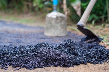 Yürüme yolu için hazır asfaltı ayarlamak üzere çapa yakın çekim. Asfalttan yapılmıştır. Metin için boşluk.