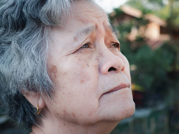 Una Anciana Asiática Mirando Hacia Arriba Preocupada Mientras Está Pie — Foto de Stock