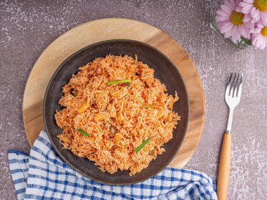 Tatlı ve çıtır çıtır erişte mi yoksa Tayland dilinde muz yaprağının üzerinde kesme tahtasına konmuş bez parçasıyla Mee Krob mu? Metin için kopyalama alanı olan üst görünüm.