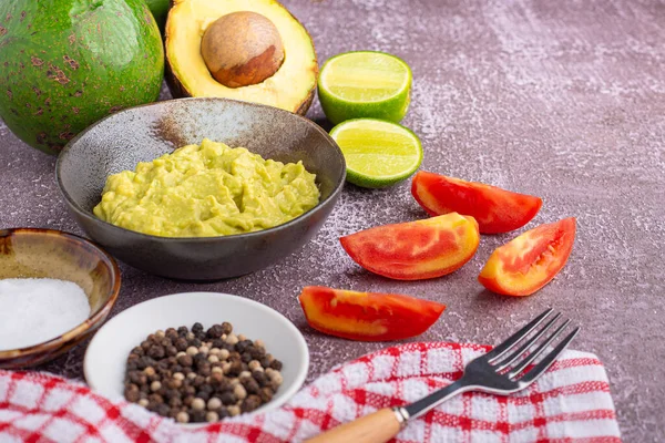 Organic Avocado Seed Avocado Halves Whole Fruit Fresh Guacamole Bowl — Stock Photo, Image