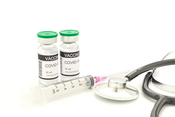 Vakcína Covid Skleněných Lahvičkách Injekční Stříkačce Stetoskopu Lékaře Umístěných Bílém — Stock fotografie