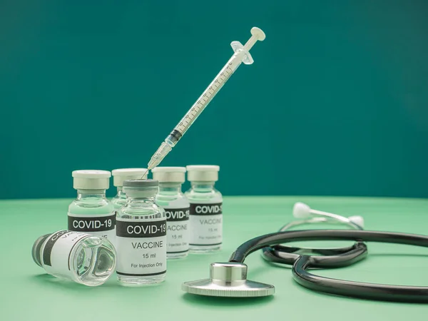Vakcína Covid Skleněných Lahvičkách Injekční Stříkačkou Pro Prevenci Imunizaci Léčbu — Stock fotografie
