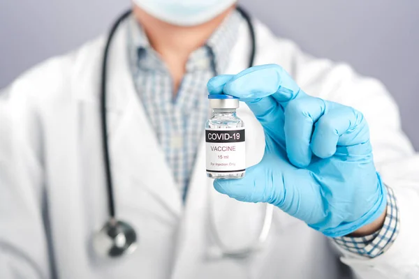 Doktor Ukazuje Vakcínu Covid Skleněné Lahvičce Vakcína Pro Imunizaci Léčba — Stock fotografie