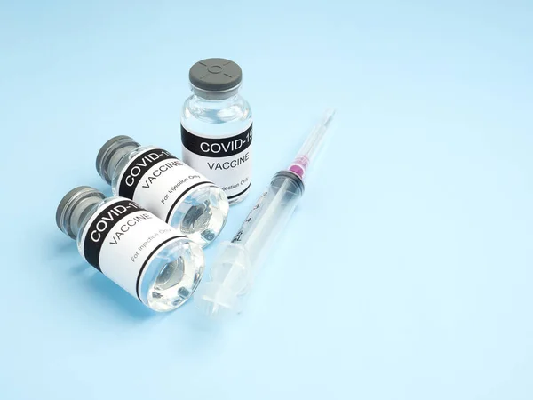Vakcína Covid Skleněných Lahvičkách Injekční Stříkačkou Umístěnou Světle Modrém Pozadí — Stock fotografie