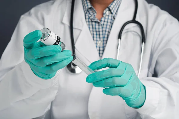 Médecin Tenant Une Seringue Flacon Vaccin Covid Vaccin Pour Immunisation — Photo