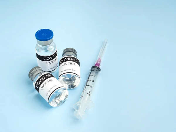 Vakcína Covid Skleněných Lahvičkách Injekční Stříkačkou Umístěnou Světle Modrém Pozadí — Stock fotografie