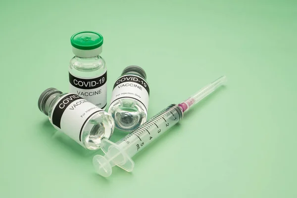 Vakcína Covid Skleněných Lahvičkách Injekční Stříkačkou Umístěnou Zeleném Pozadí Vakcína — Stock fotografie