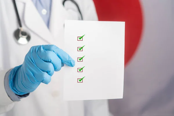 Médecin Tenant Livre Blanc Avec Une Liste Contrôle Tout Tenant — Photo
