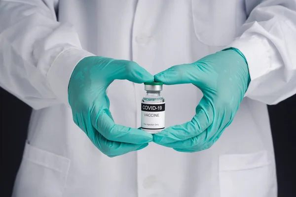 Doktor Ukazuje Vakcínu Covid Skleněné Lahvičce Vakcína Pro Imunizaci Léčba — Stock fotografie