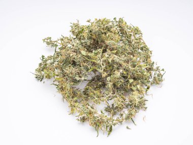 Beyaz arka planda bir yığın esrar tomurcuğu. Marihuana yapraklarının dokusu. Mesaj için yer var. Tıbbi amaçlı esrar tarlası kavramı.