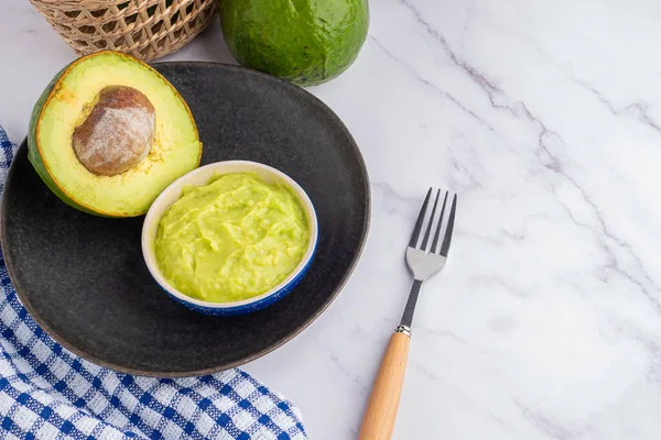 Organic Avocado Seed Avocado Halves Fresh Guacamole Bowl Black Plate — Stock Photo, Image