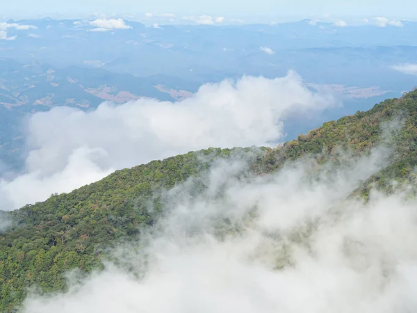Kew Mae Pan Doi Inthanon, Chiang Mai, Tayland 'da gökyüzü manzarası ve bulutlar. Tayland 'ın ünlü turistik yerleri. Tatil ve seyahat kavramı.