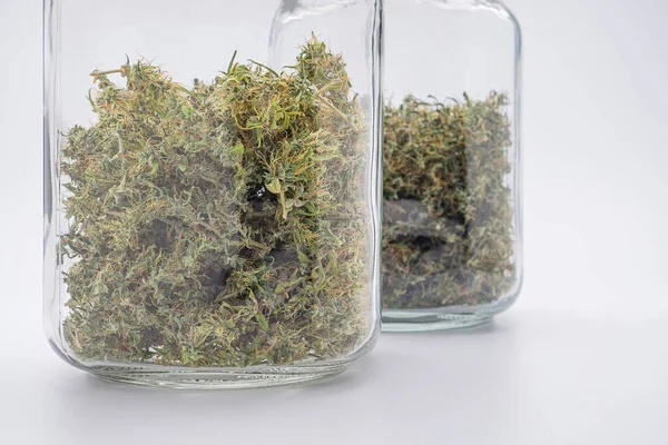 大麻芽在白色背景的容器玻璃瓶中 大麻叶子的质地 带有文本复制空间的特写照片 医疗用大麻种植概念 — 图库照片