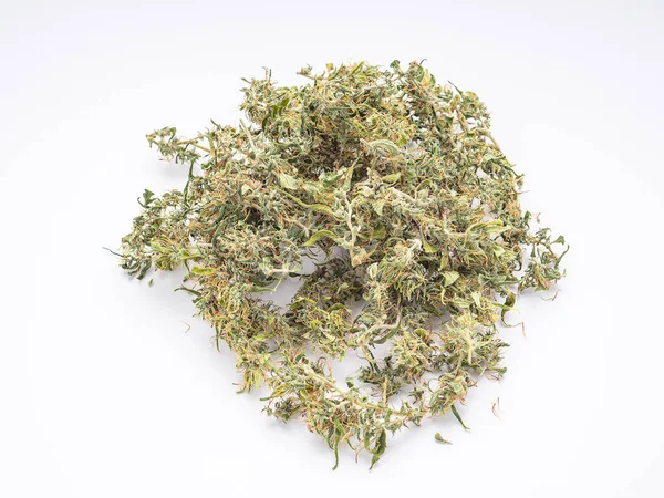 Beyaz arka planda bir yığın esrar tomurcuğu. Marihuana yapraklarının dokusu. Mesaj için yer var. Tıbbi amaçlı esrar tarlası kavramı.