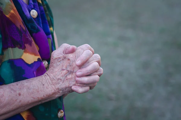 庭に立って祈るために 年配の女性の手のクローズアップが一緒に参加しました 手のしわ肌に焦点を当てます テキスト用のスペース 高齢者と医療の概念 — ストック写真
