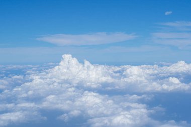 Uçak penceresinden görülen bulutlu hava manzarası. Metin için boşluk.