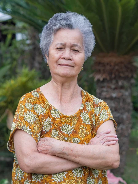 Retrato Una Anciana Asiática Con Pelo Blanco Corto Los Brazos — Foto de Stock