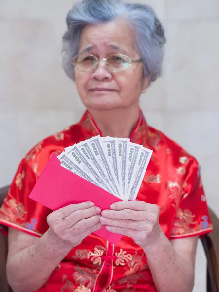 Elderly Asian Woman Wearing Cheongsam Red Shirt Holding Red Envelope —  Fotos de Stock