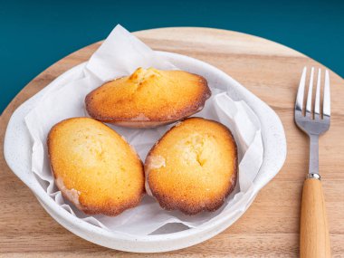 Madeleine ahşap bir tabağa konmuş geleneksel Fransız kurabiyeleri yaptı. Limon jöleli kurabiyeler. Deniz kabuğu tatlı kekleri.