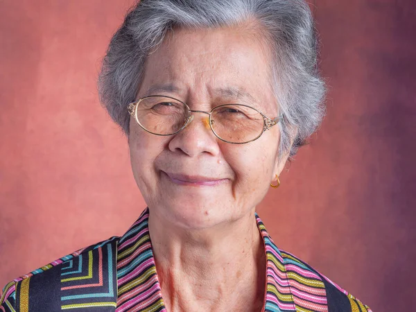 Retrato Una Hermosa Mujer Asiática Mayor Con Gafas Con Pelo —  Fotos de Stock