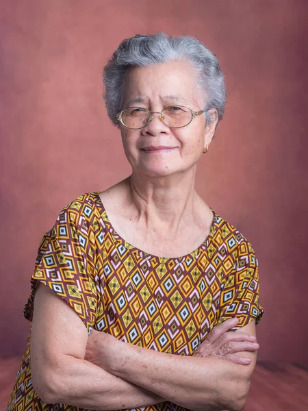 Portrait Elderly Asian Woman Short White Hair Arms Crossed Smiling — Stock Photo, Image