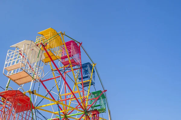 Ferris Wiel Achtergrond Van Blauwe Lucht Ruimte Voor Tekst — Stockfoto