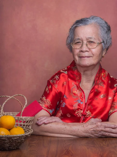 Anciana Mujer Asiática Con Vestido Tradicional Cheongsam Qipao Mirando Cámara —  Fotos de Stock