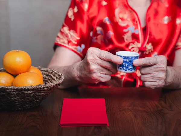 Manos Una Mujer Mayor Con Vestido Tradicional Cheongsam Qipao Sosteniendo — Foto de Stock