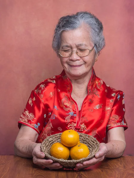 Elderly Asian Woman Wearing Traditional Cheongsam Qipao Dress Holding Looking —  Fotos de Stock